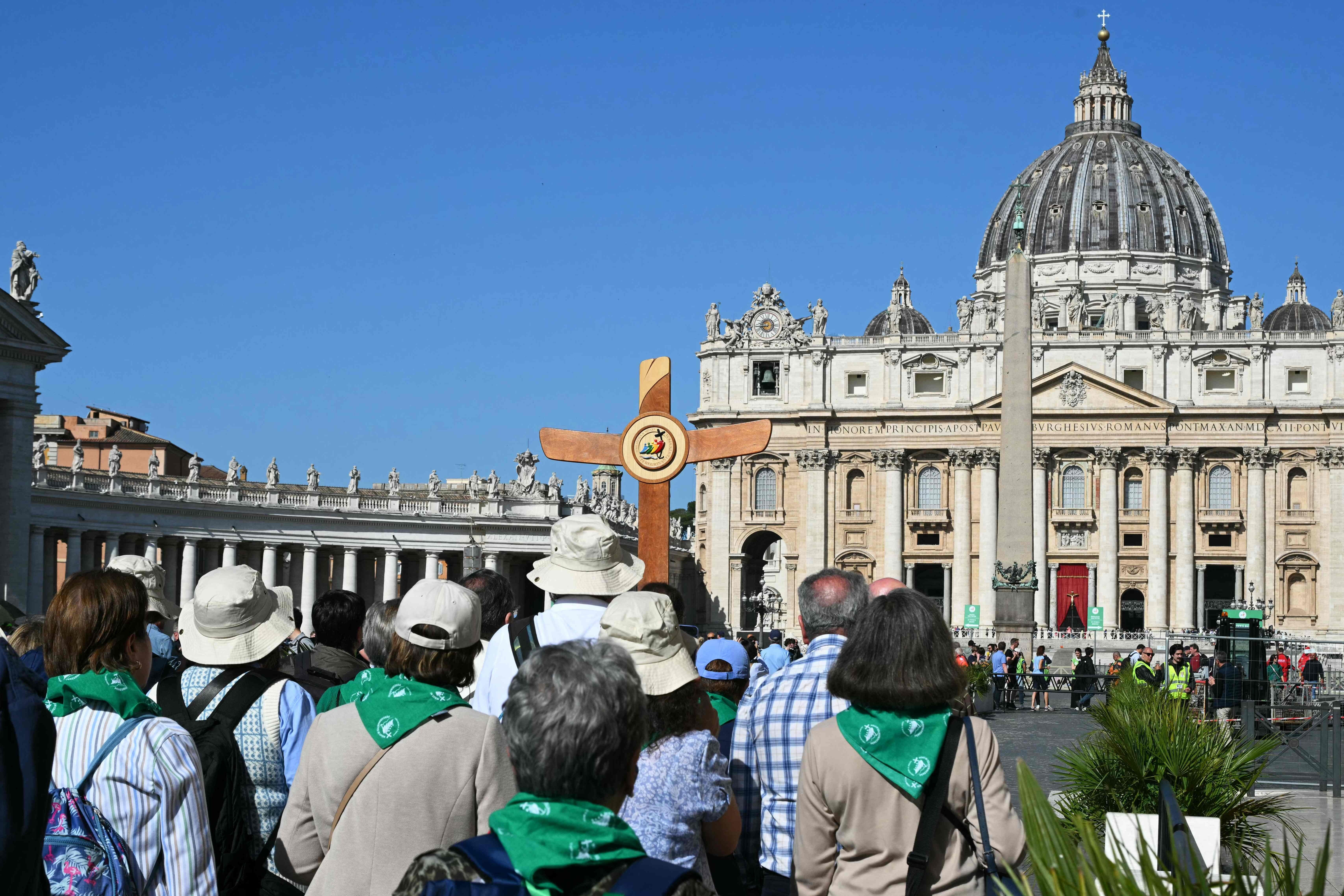La plaza de San Pedro empieza a congregar a los fieles.