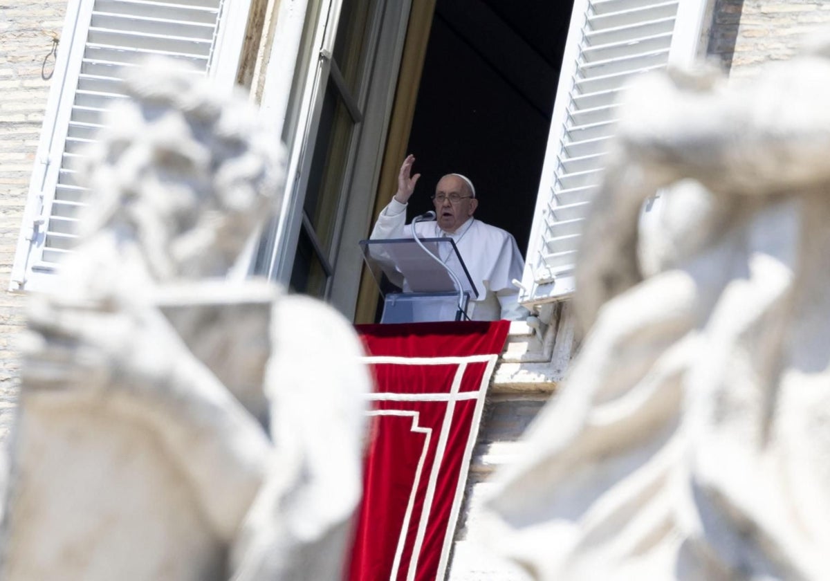 El papa en marzo de 2024, desde la ventana de su despacho en la Plaza de San Pedro