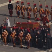 Quiénes son los sediarios pontificios, el cuerpo de laicos que ha llevado los restos del Papa Francisco hasta el Vaticano