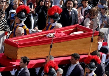 El traslado del Papa a San Pedro, en imágenes