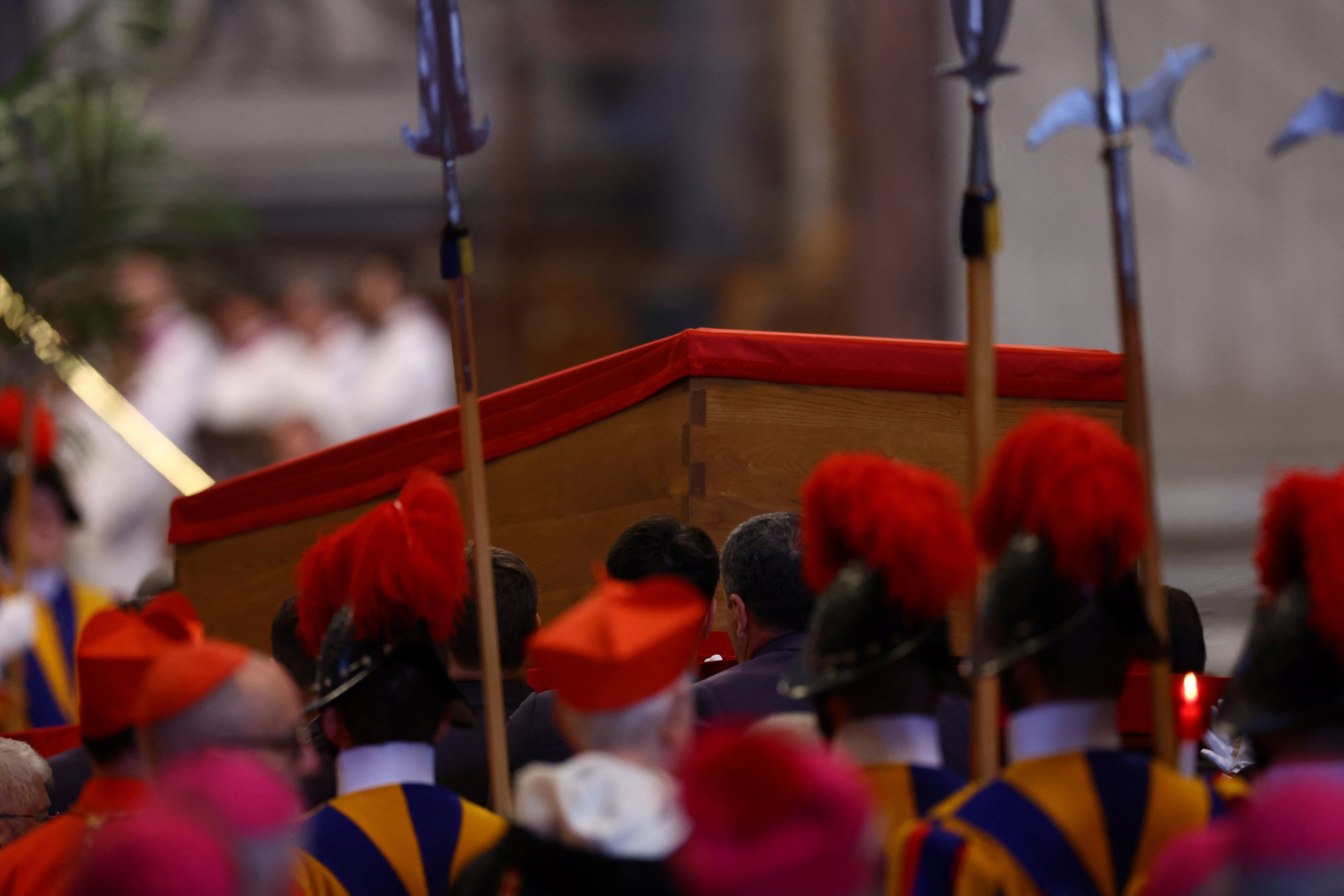 La Guardia Suiza escolta el féretro a su llegada a la Basílica.