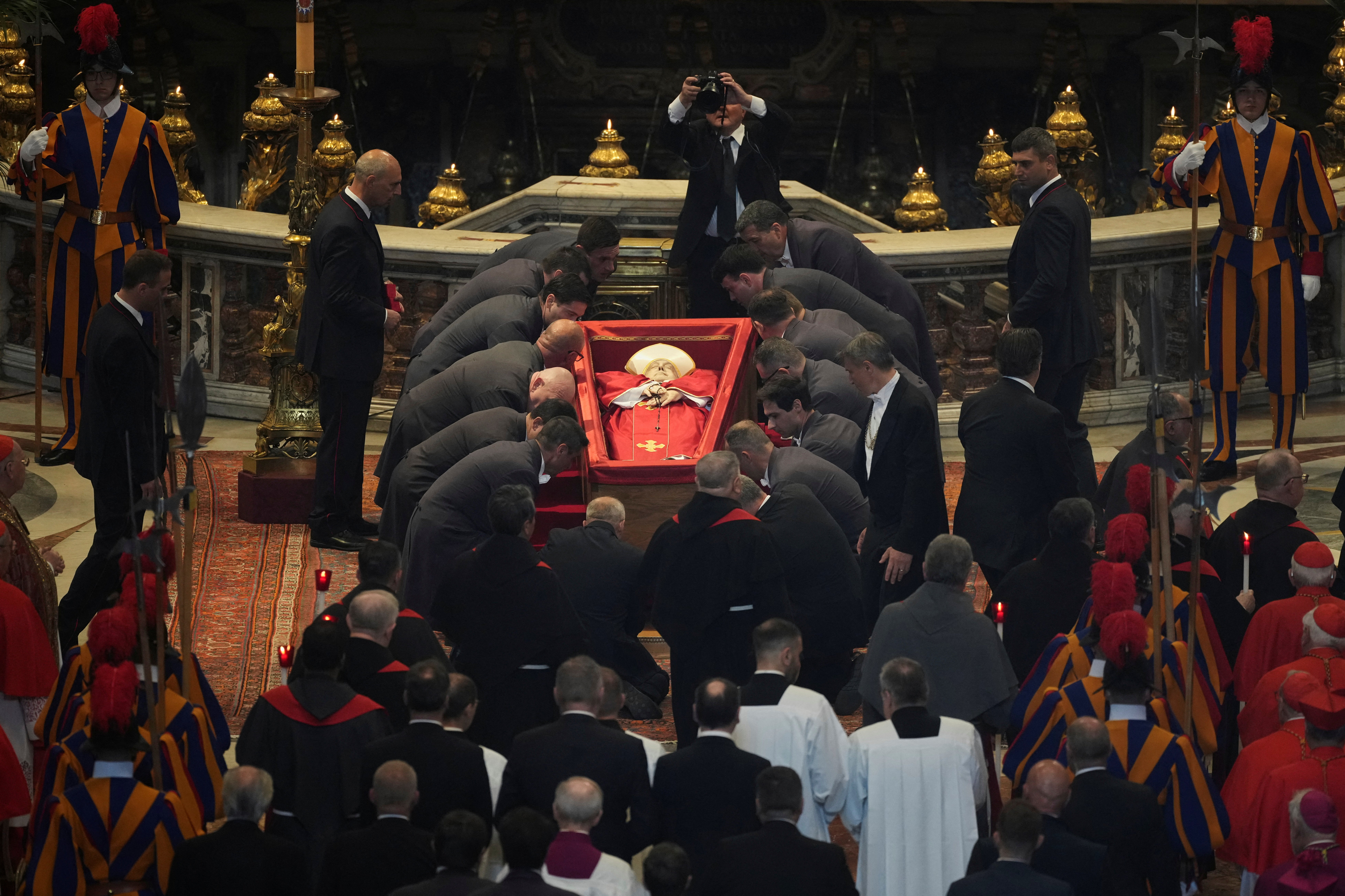 Los sediarios pontificios depositan el féretro dentro de la Basílica.