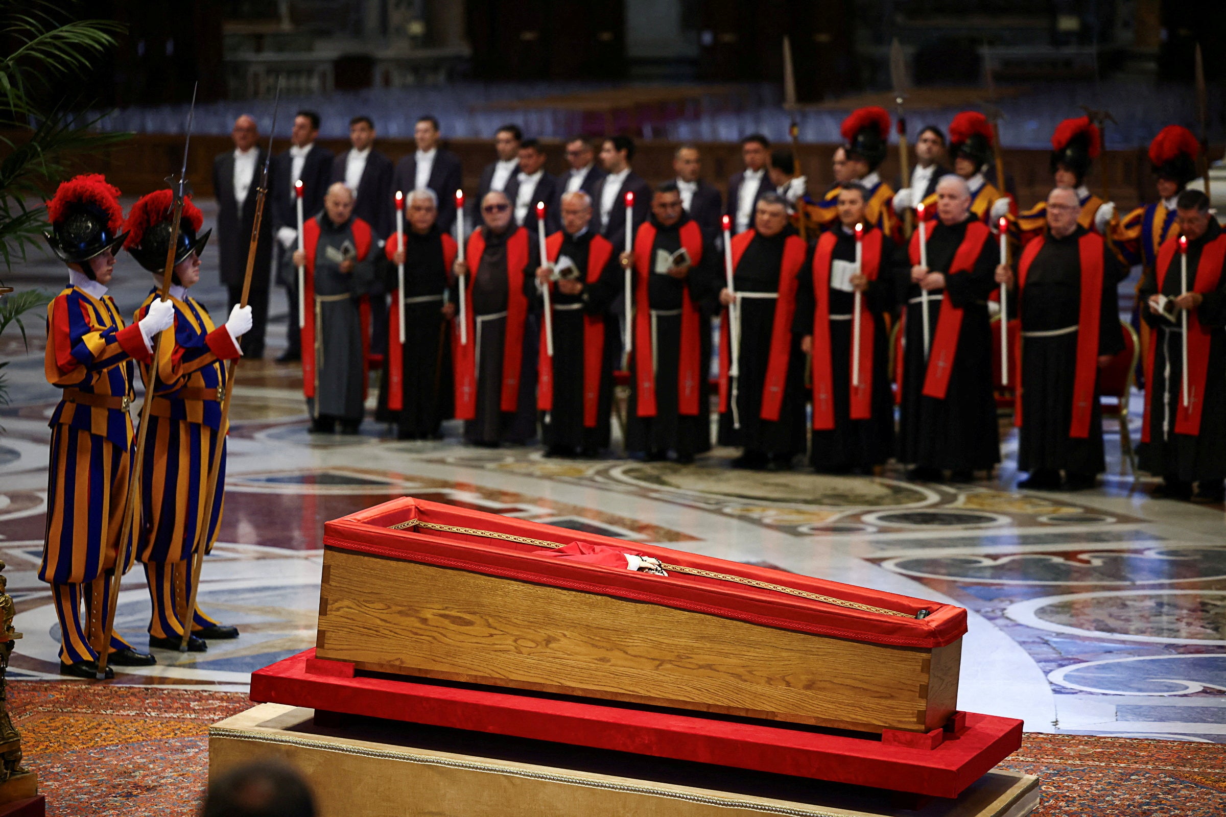 El féretro del Papa descansa ya en la Basílica para que los fieles puedan darle un último adiós.