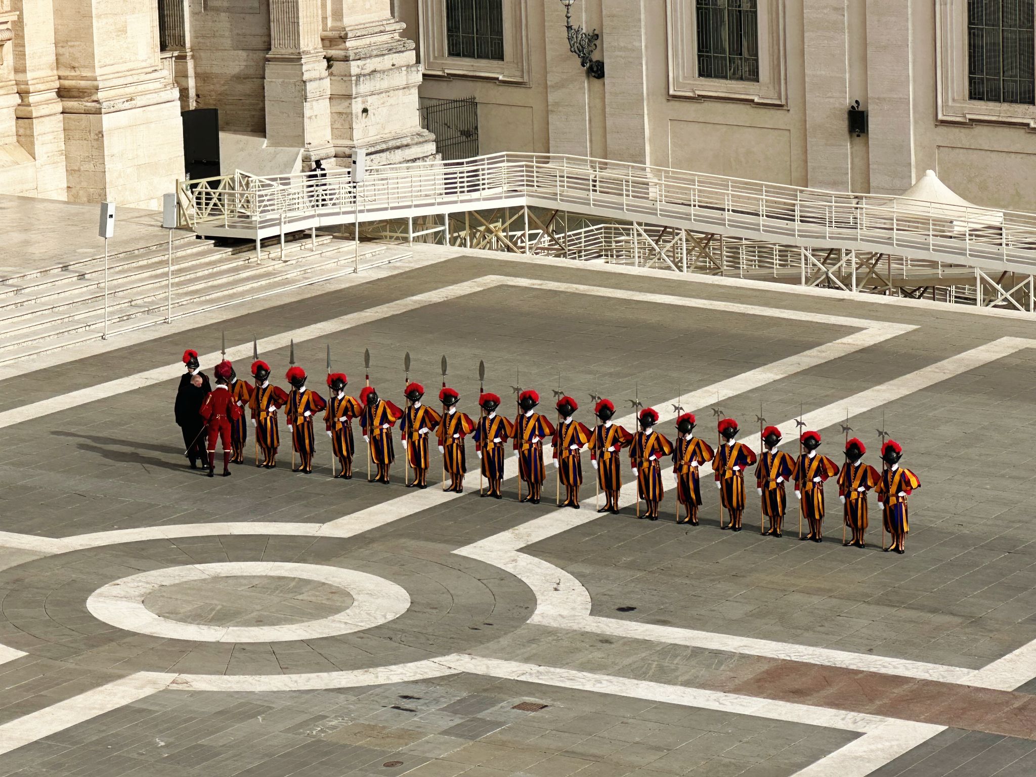 La Guardia Suiza espera en la Plaza de San Pedro.
