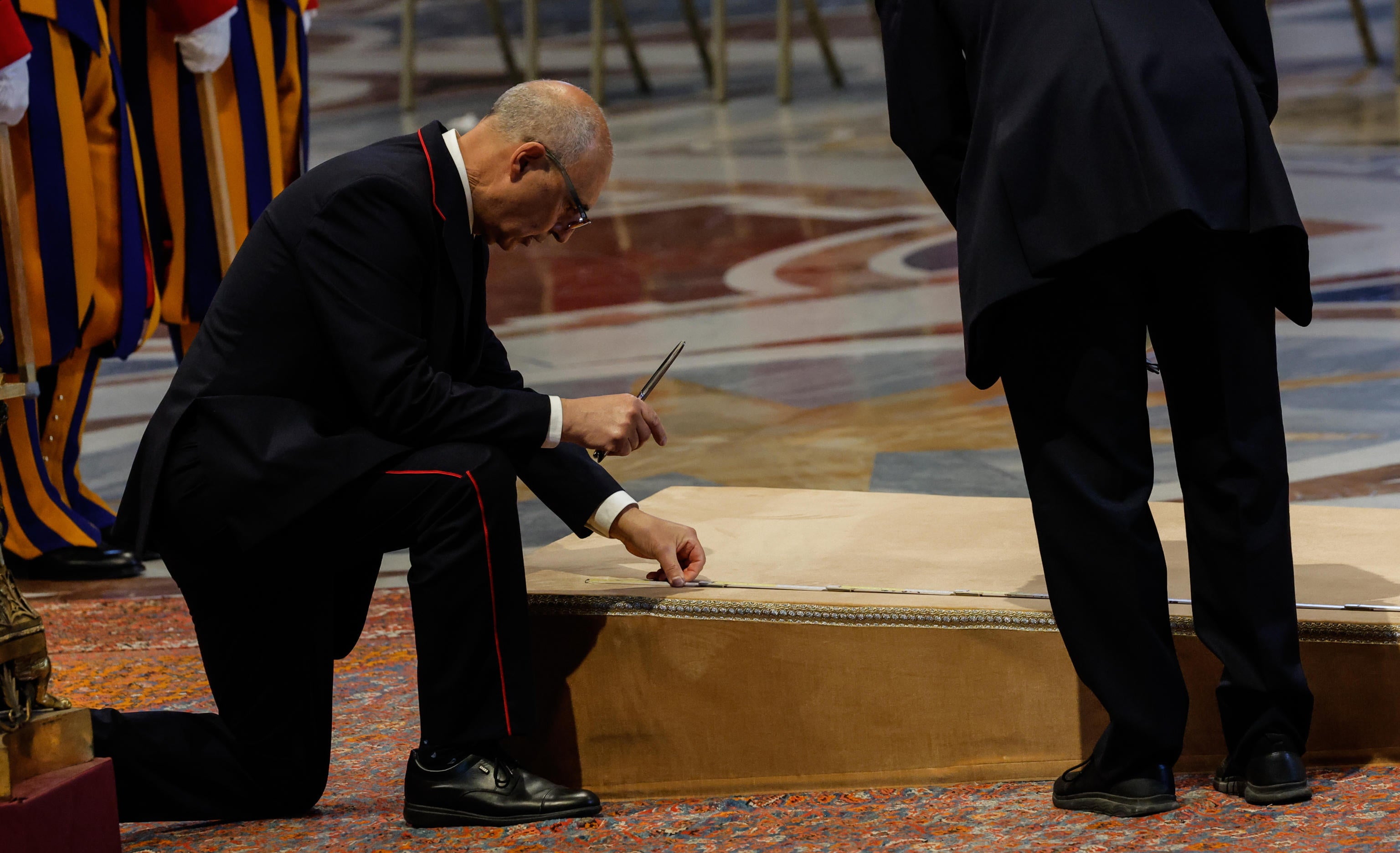 Preparación de la plataforma antes de depositar el féretro del Papa sobre ella.
