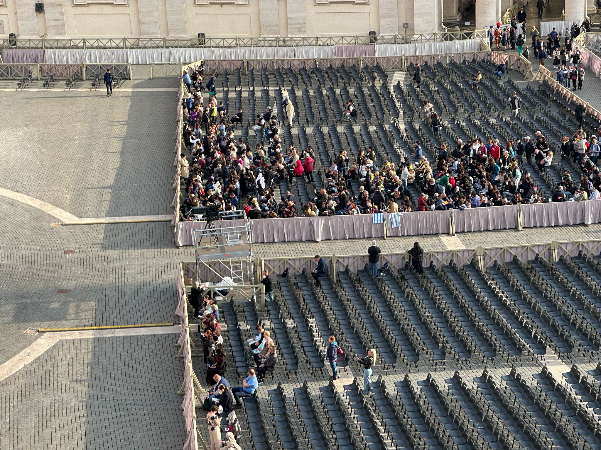 Los primeros fieles llegando a la Plaza de San Pedro.