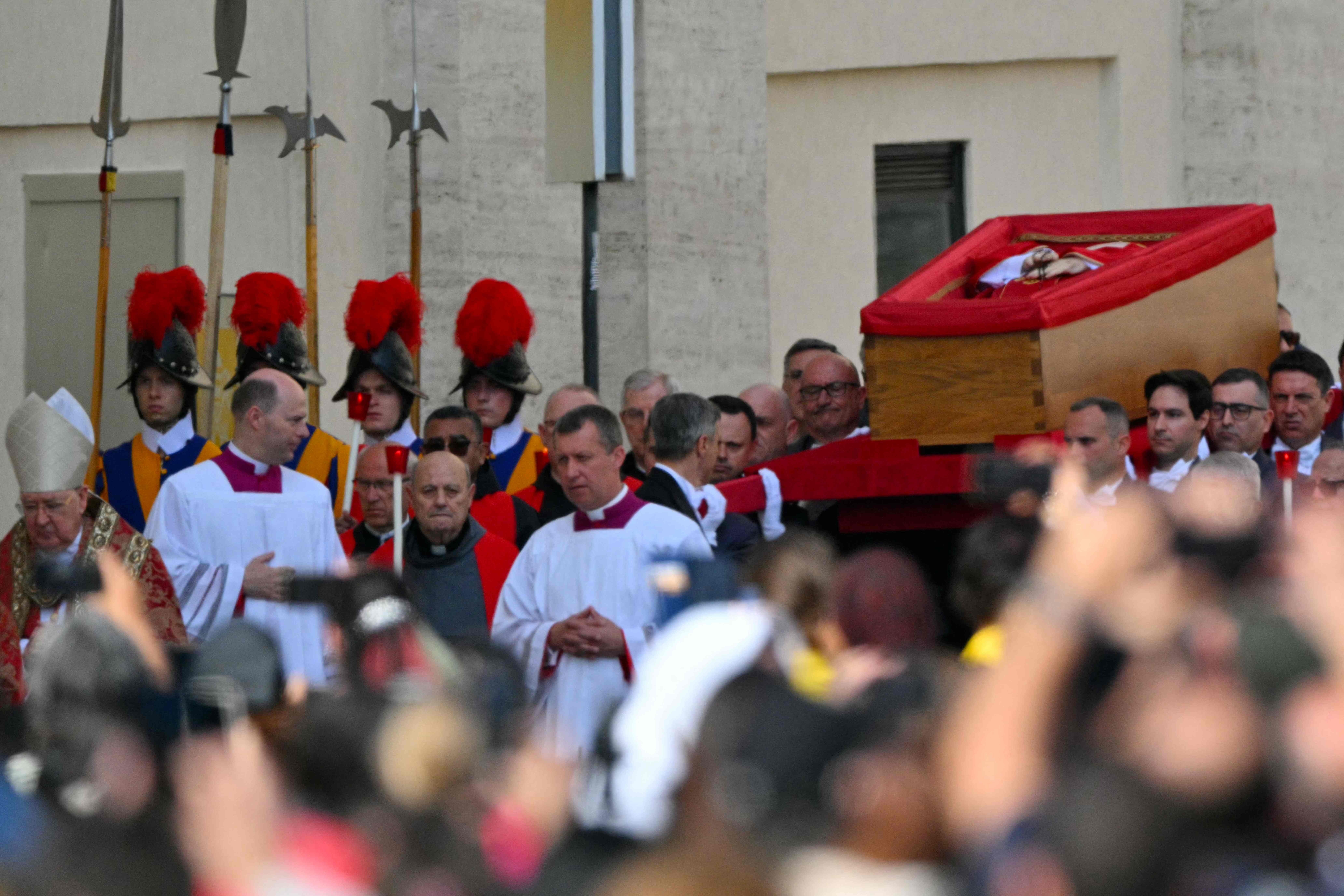 El féretro del Papa, durante el traslado