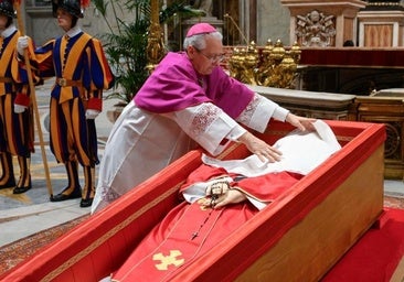 La tradición que explica por qué su ataúd contiene 21 monedas