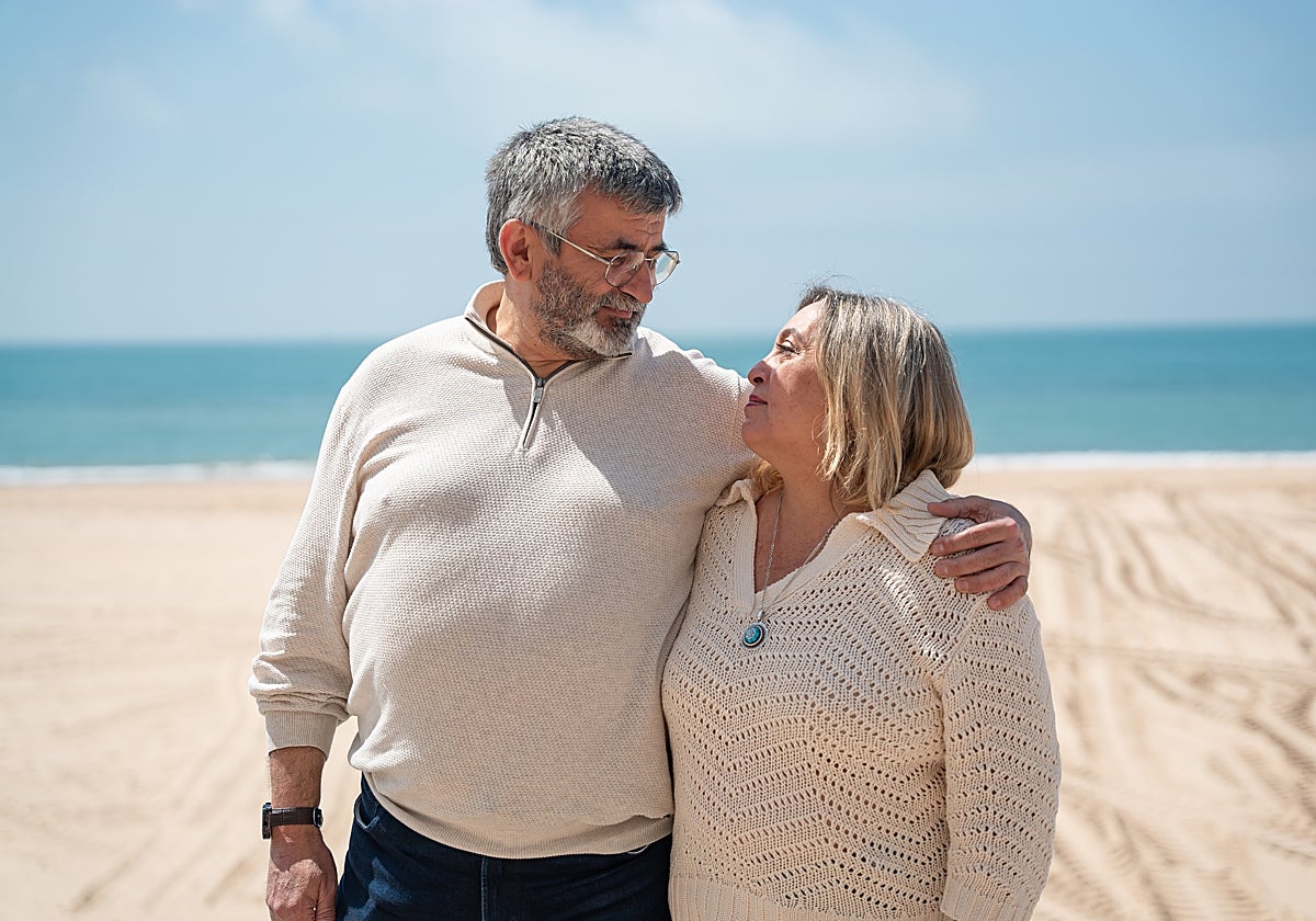 Juan y Leles se miran con complicidad en la playa de Cádiz
