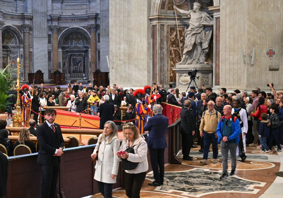 Colas de fieles en la basílica de San Pedro para dar un último adiós al Papa Francisco