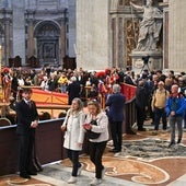 El Vaticano mantiene abierta la basílica día y noche ante la avalancha de fieles