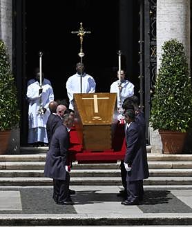 Imagen secundaria 2 - Arriba, el féretro del Papa, trasladado a Santa María la Mayor en el papamóvil. A la izquierda, un fiel orando. A la derecha, la llegada del cuerpo a la basílica, donde ha sido enterrado. 