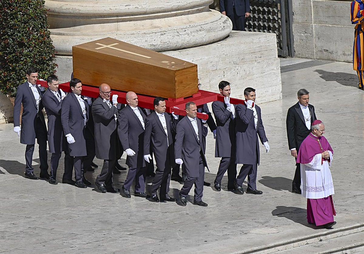 Salida del féretro del Papa de la Basílica de San Pedro