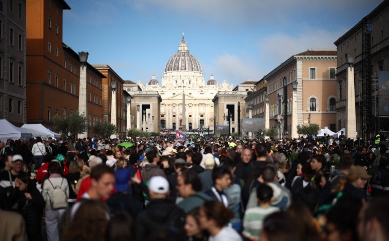 Imagen principal - Banderas, religiosas y grupos de jóvenes se han desplazado hasta Via della Conciliazione