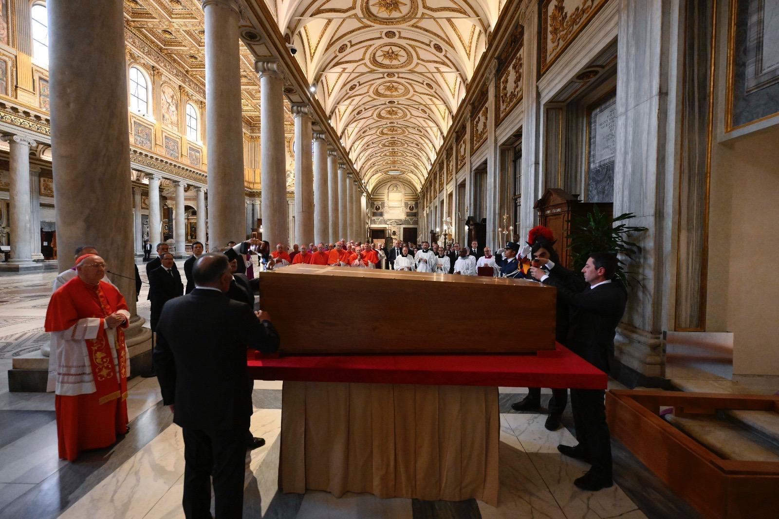 Entierro del ataúd del Papa Francisco en la basílica de Santa María la Mayor