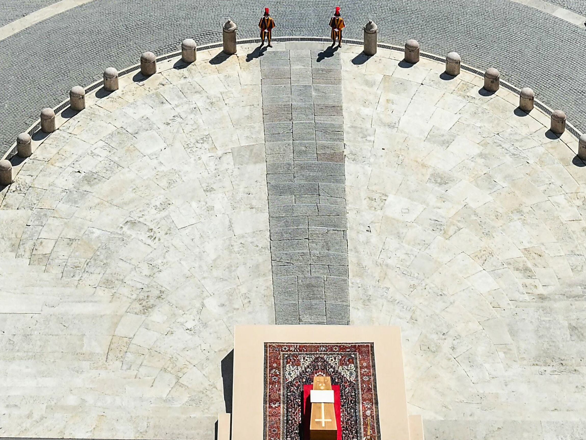 Vista aérea del féretro del Papa presidiendo la plaza de San Pedro