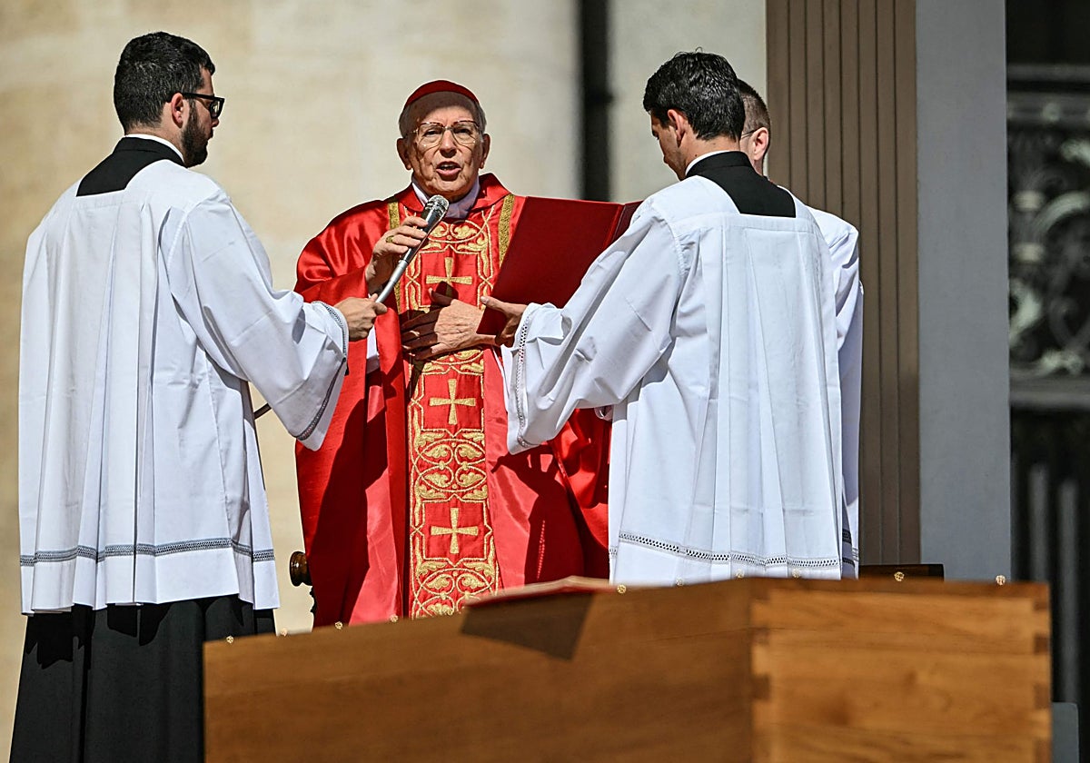 El cardenal Battista Re, junto al féretro del Papa Francisco, durante el funeral