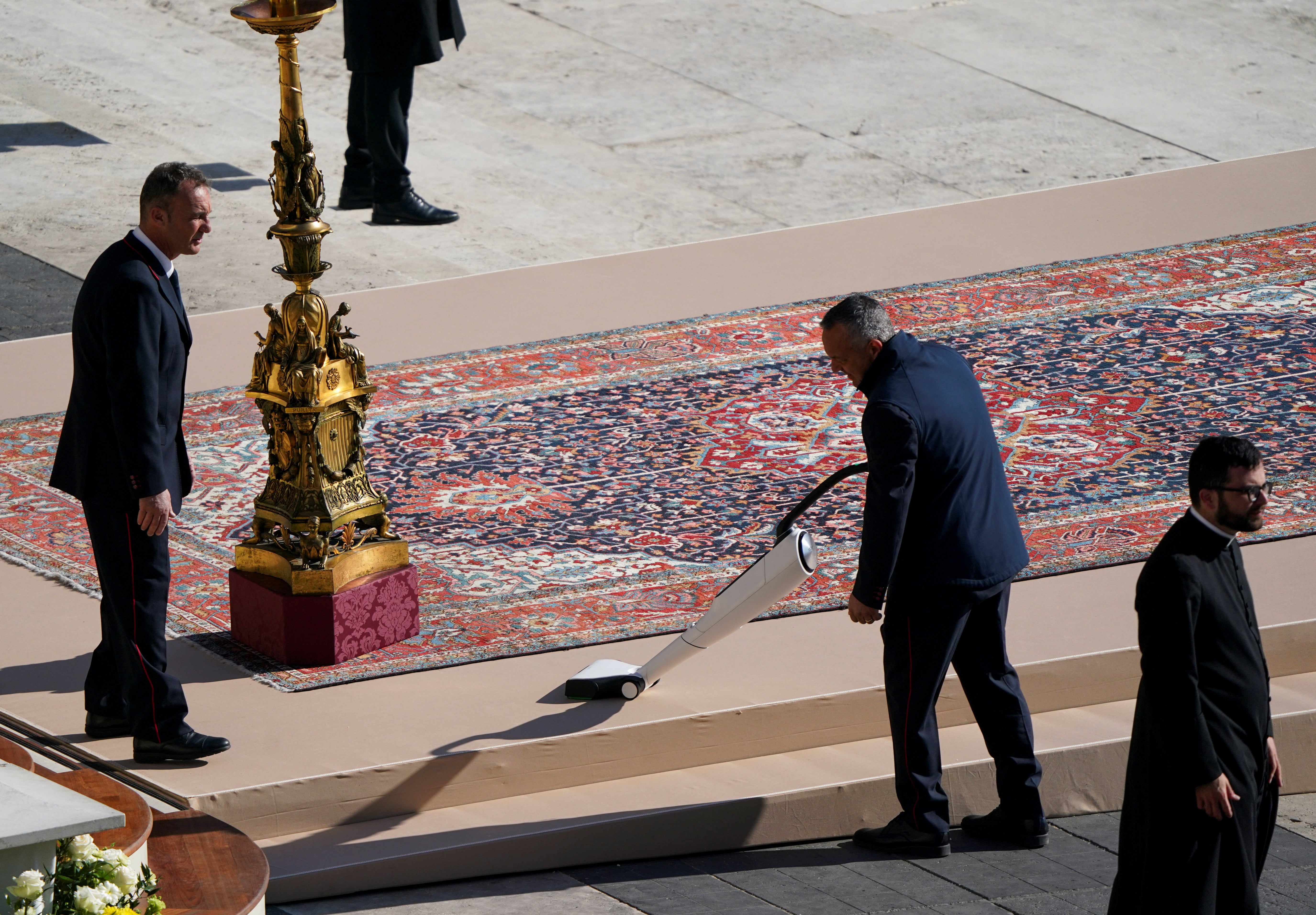 Todo ha de estar perfecto en el funeral de Francisco y hasta el final se mima cada detalle, como pasar el aspirador para que el suelo esté impoluto