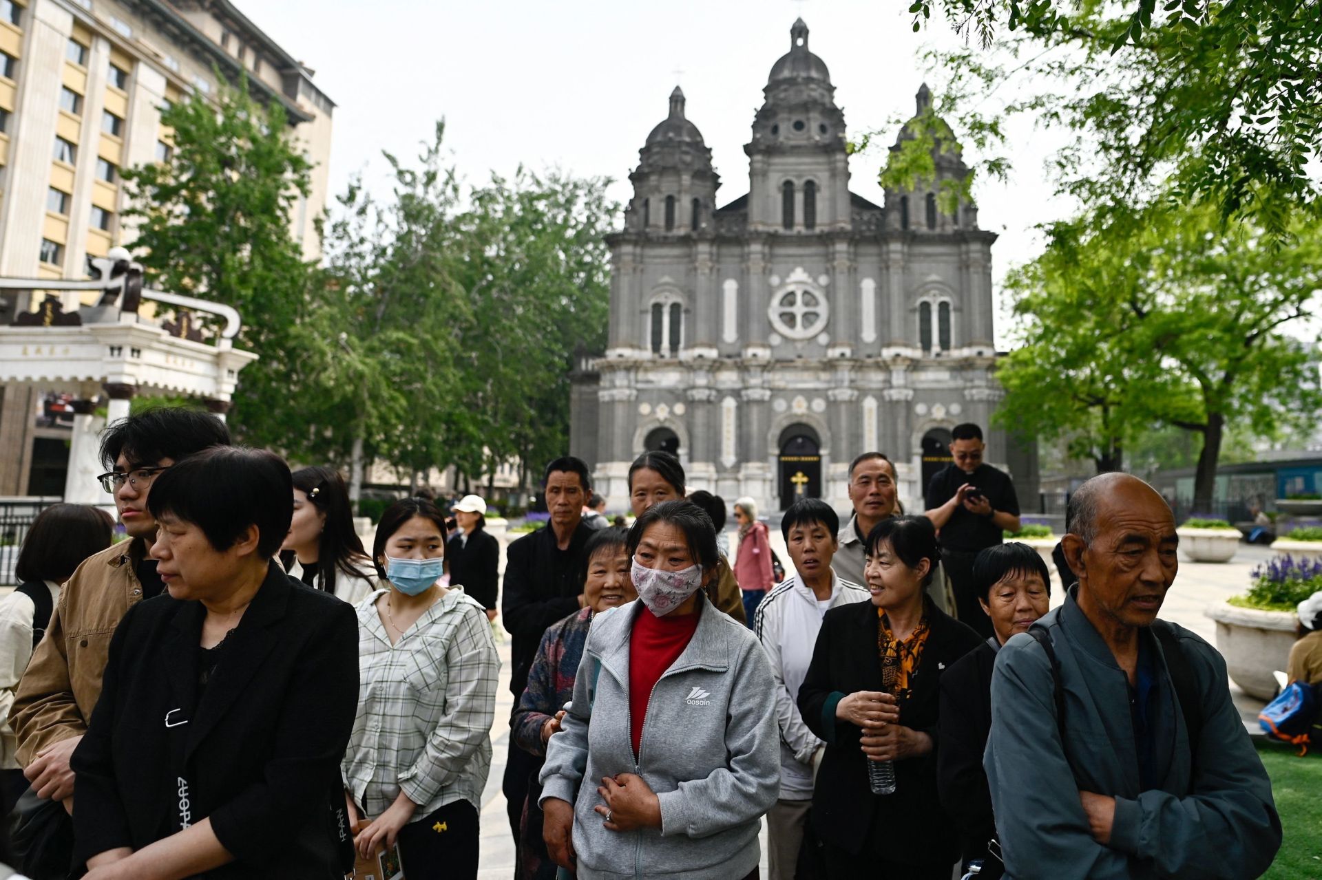 Ciudadanos chinos a la entrada de la iglesia de Xishiku, en la ciudad china de Pekín
