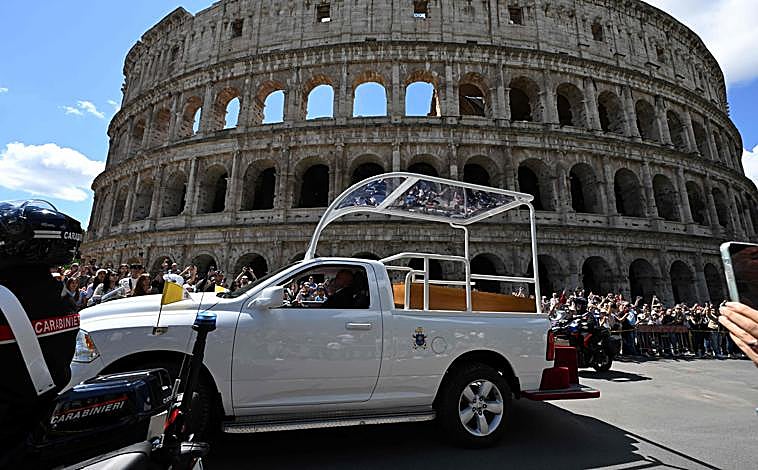 Imagen principal - Arriba, el féretro del Papa, trasladado a Santa María la Mayor en el papamóvil. A la izquierda, un fiel orando. A la derecha, la llegada del cuerpo a la basílica, donde ha sido enterrado. 