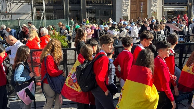 Entre la luz de Roma, la multitud del mundo y la humildad de Francisco: el Papa que salió por la puerta pequeña