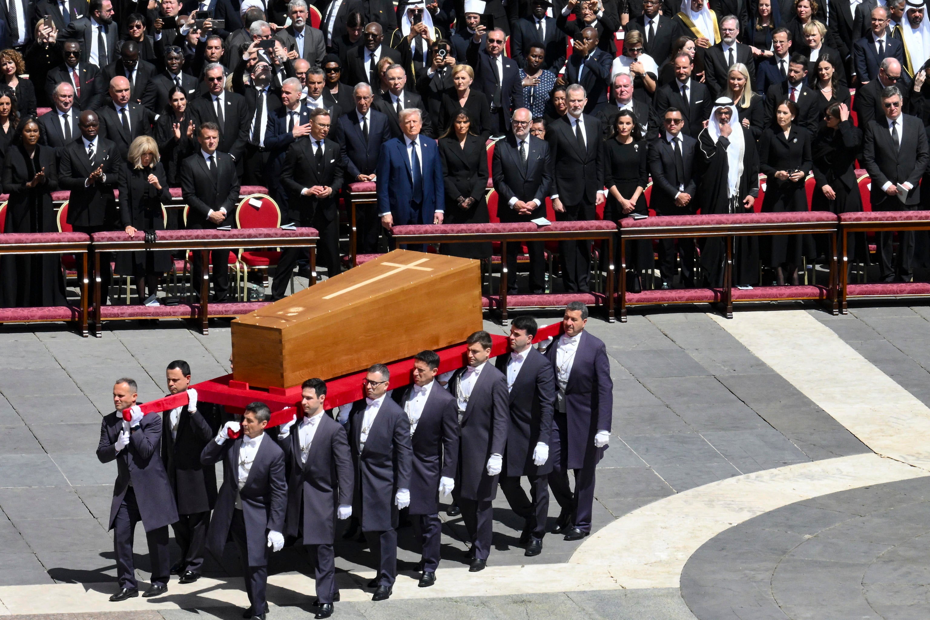 El féretro del Papa es portado hacia el interior de San Pedro ante la atenta mirada de las autoridades, con los Reyes o Donald y Melania Trump entre ellas