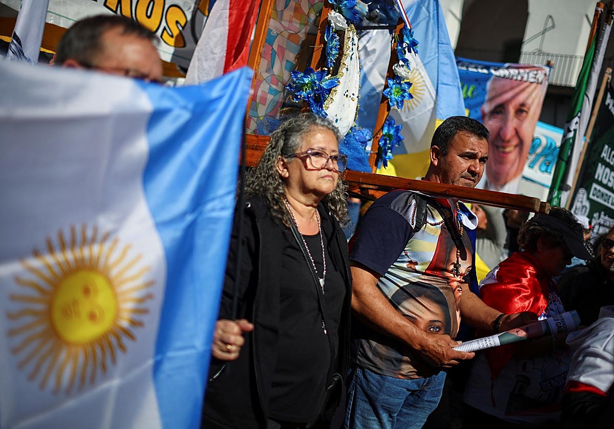 Fieles en las proximidades de la catedral de Buenos Aires este sábado