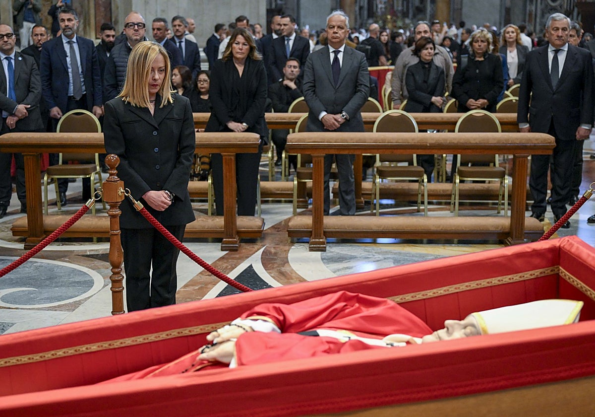 La primera ministra de Italia Giorgia Meloni, que ya acudió a la capilla ardiente del Papa Francisco, estará sentada en primera fila durante su funeral