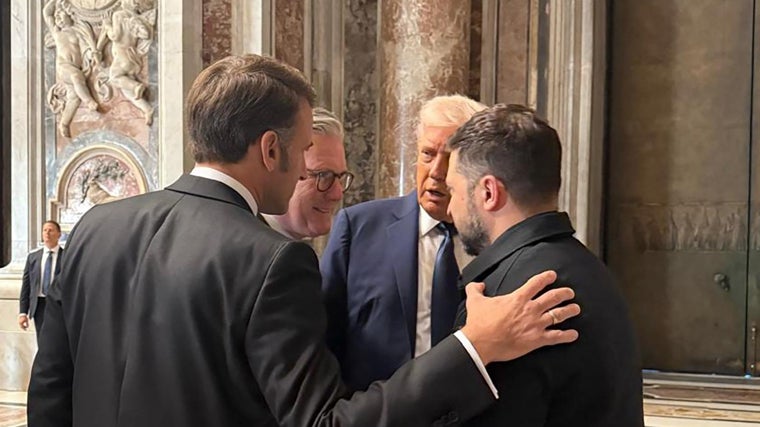 Macron, con Zelenski, Starmer y Trump en el interior de la basílica de San Pedro antes de comenzar el funeral