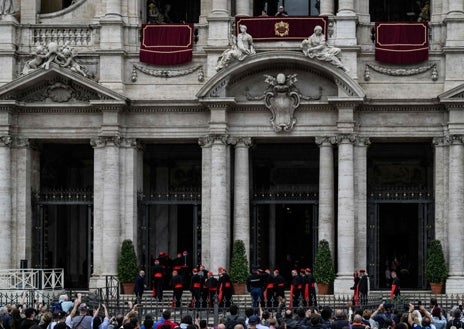 Imagen secundaria 1 - Arriba, los cardenales durante la ceremonia en Santa María la Mayor; abajo a la izquierda, el momento del acceso a la Basílica; abajo a la derecha, un cardenal toma una imagen de la tumba de Francisco