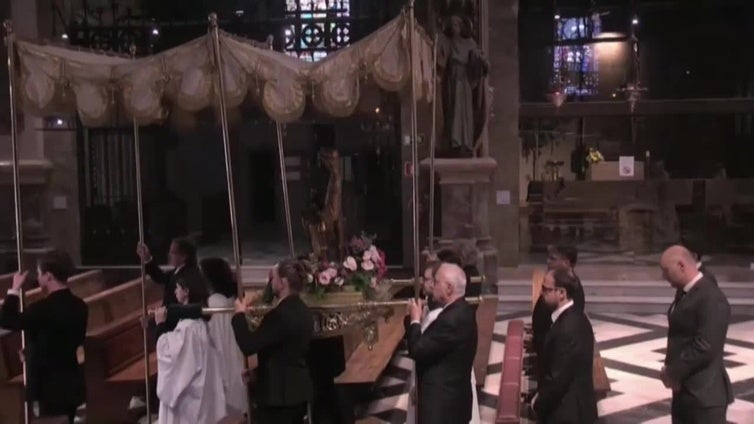 La Virgen de Montserrat sale de la abadía por primera vez este siglo ante miles de fieles