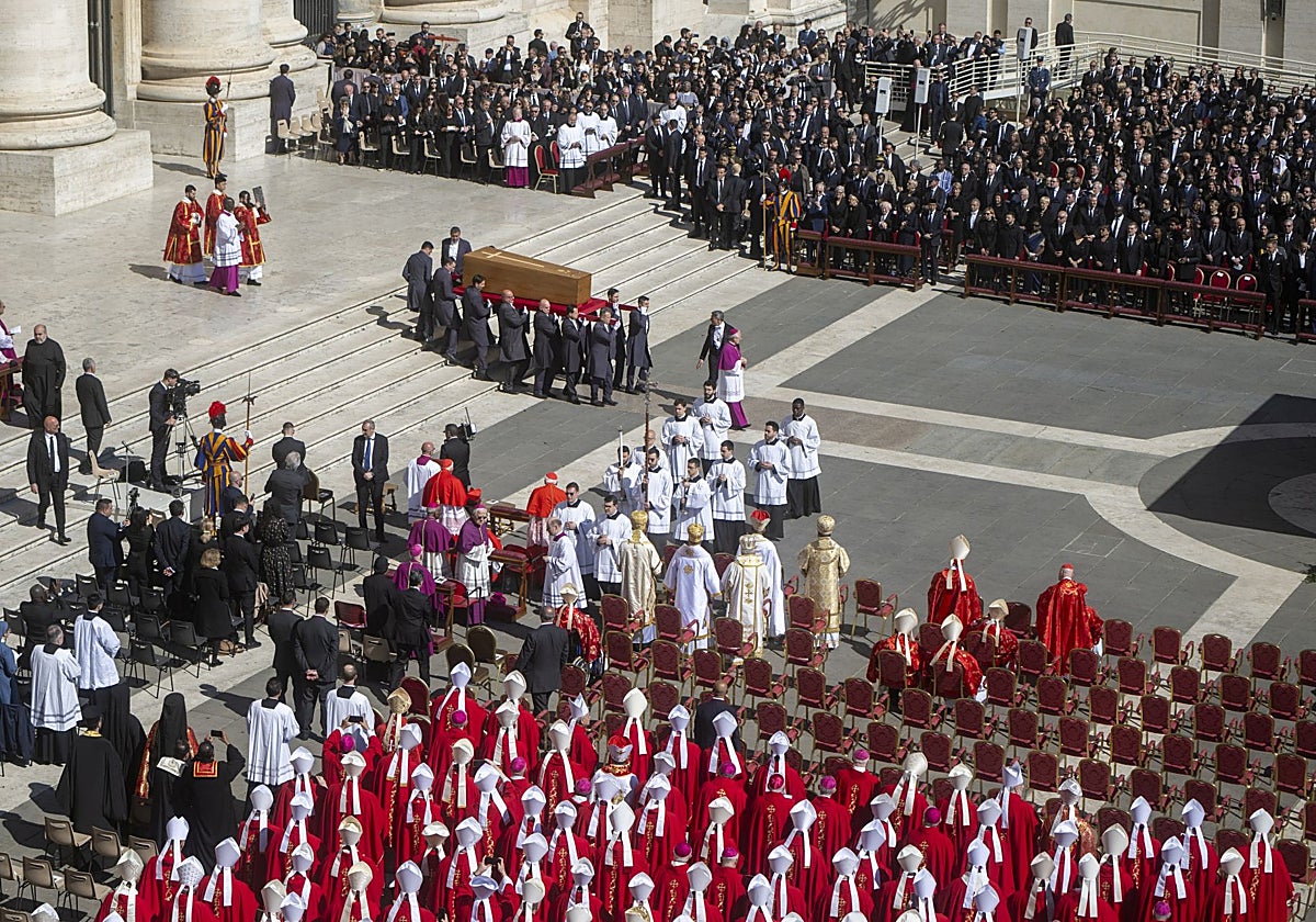 Traslado del féretro del Papa Francisco durante el funeral