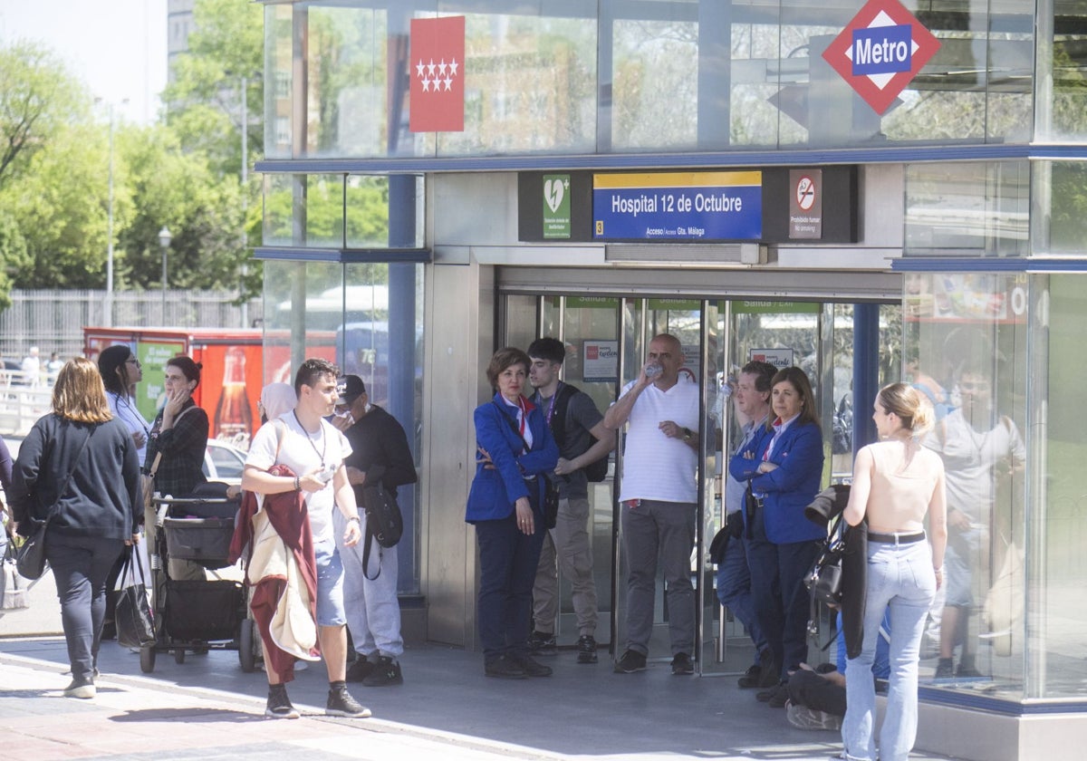 Varias personas frente a un ascensor del Metro de Madrid