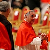 El cardenal Becciu renuncia a entrar en el cónclave pero defiende su inocencia