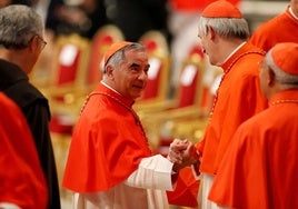 El cardenal Angelo Becciu renuncia a entrar en el cónclave pero defiende su inocencia