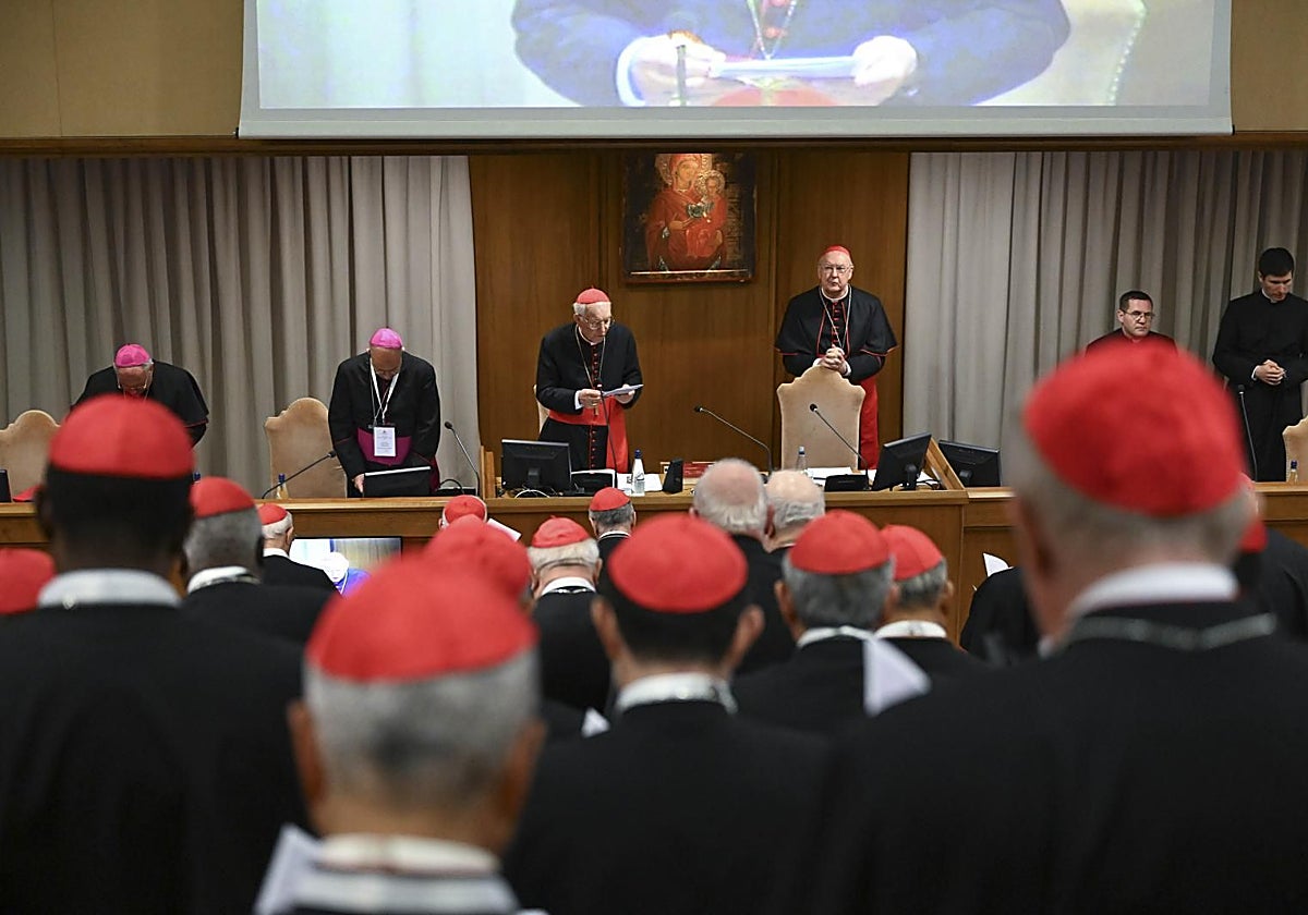 Los cardenales rezan antes de comenzar la congregación de este lunes