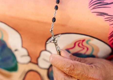 Imagen secundaria 1 - Laura Esquibel, la mujer trans a la que Francisco le devolvió la fe: «Espero que el nuevo Papa nos acepte como somos»
