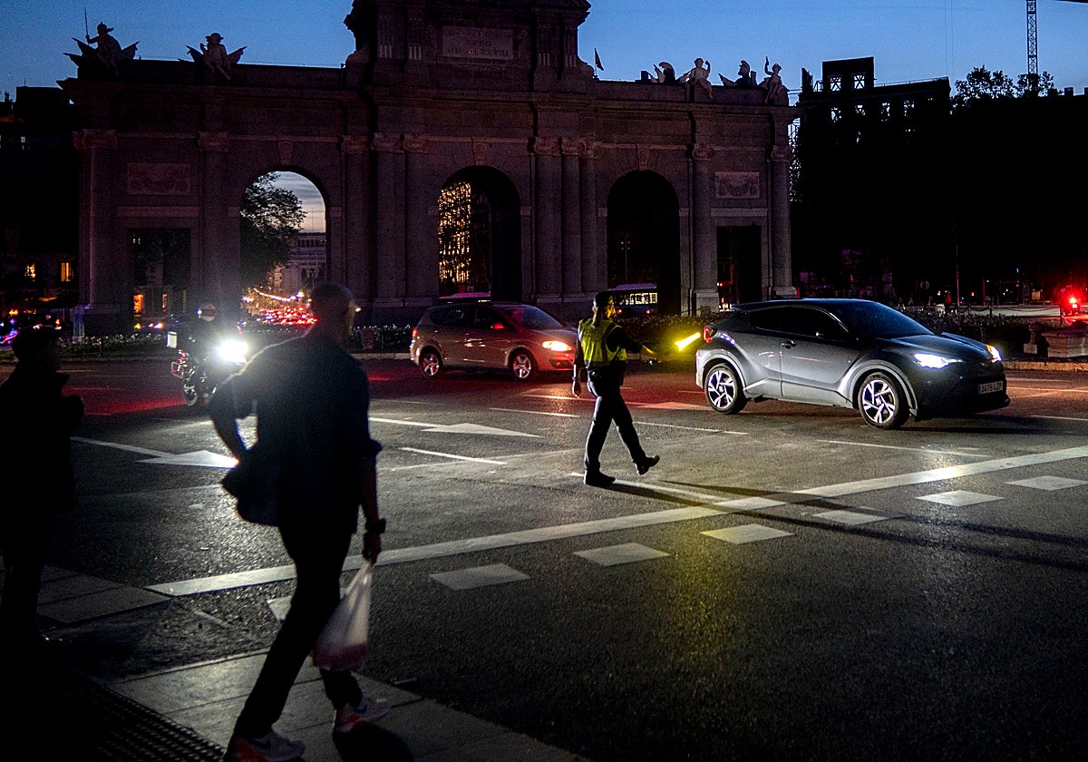 Agentes de movilidad ordenando el tráfico el pasado lunes en el centro de Madrid