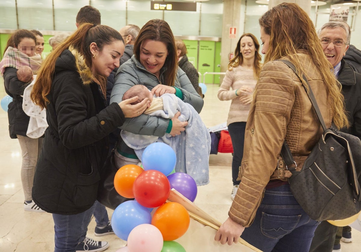 Familias españolas con niños nacidos por gestación subrogada, en 2019, a su llegada de Ucrania