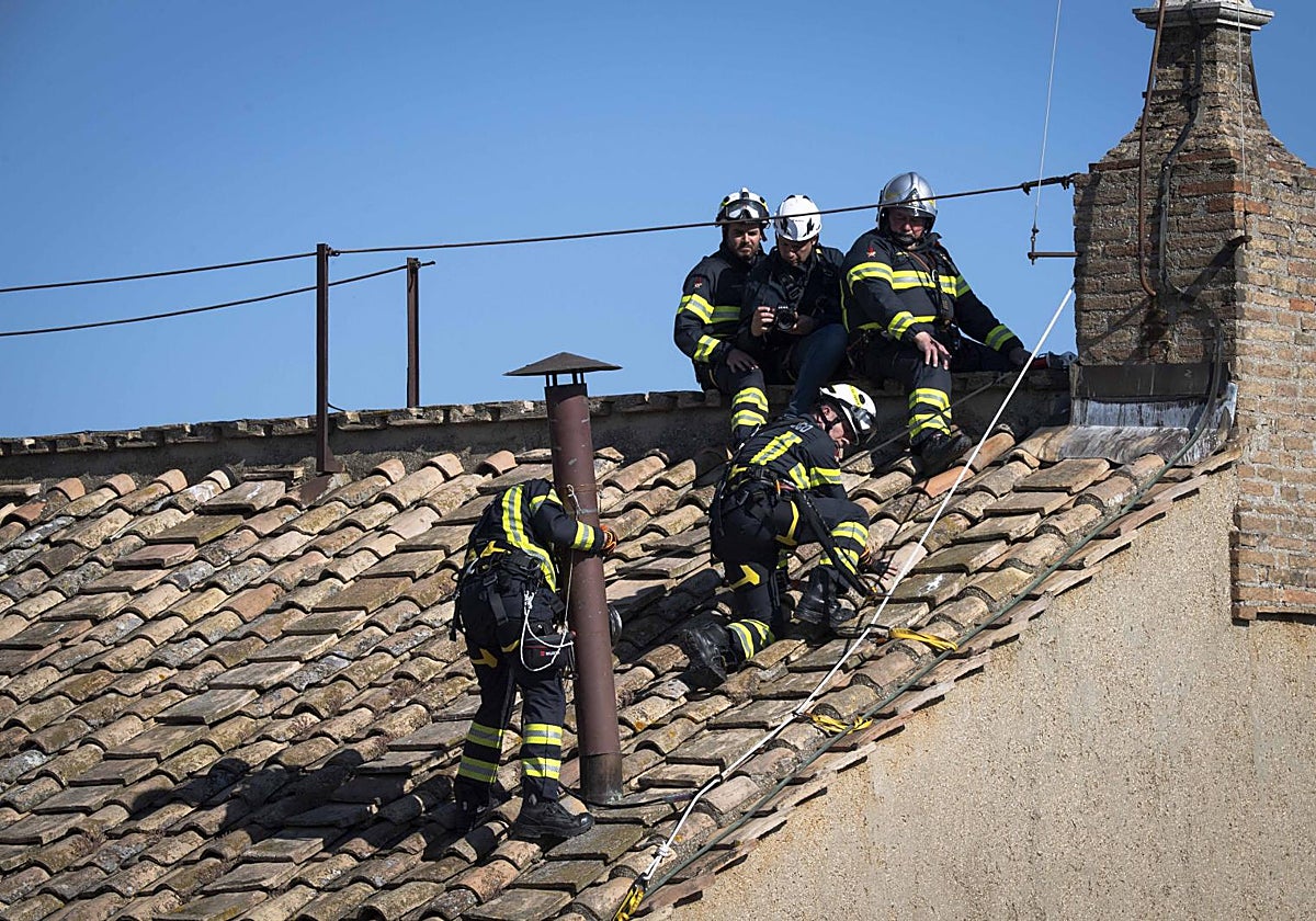 Colocación de la chimenea desde donde saldrán las fumatas a partir del 7 de mayo