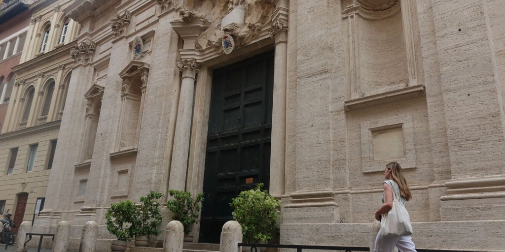 De las corridas de toros en Piazza Navona a la boda de Sara Montiel: los secretos de la Iglesia española en Roma