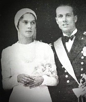 Imagen secundaria 2 - Arriba, 'Jorge' fue condecorado por Mussolini por ser el creador de la Décima Flotilla Mas que con torpedos pilotados por hombres-rana puso en jaque a la flota británica en el Mediterráneo durante la II Guerra Mundial. Abajo a la izquierda, certificado de su defunción (el 26 de agosto de 1974) en el Registro Civil de Cádiz, donde se consignaba su último domicilio en la calle Lagasca, 67 de Madrid. A la derecha, una estampa familiar de la saga Borghese