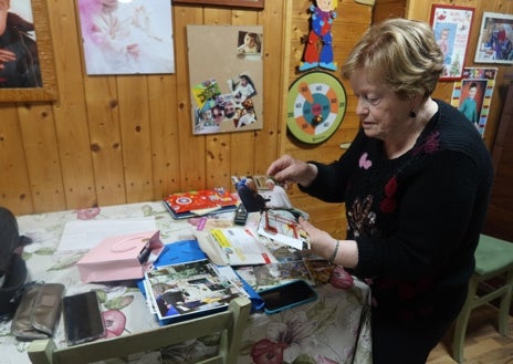 Imagen secundaria 1 - Oscar posa con su abuela Epifania y otros niños que viven en el Lido. Epifania guarda como un tesoro las fotos de las visitas de Francisco. A la derecha, la calle del Papa Francisco 
