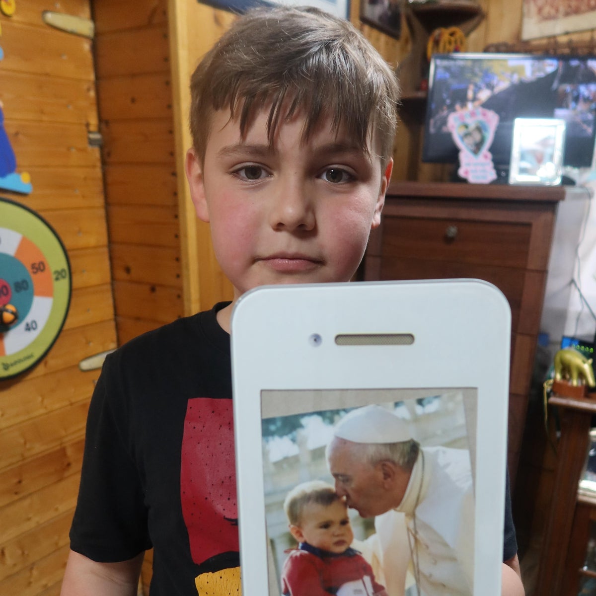Óscar posa con una foto con Bergoglio cuando solo tenía unos