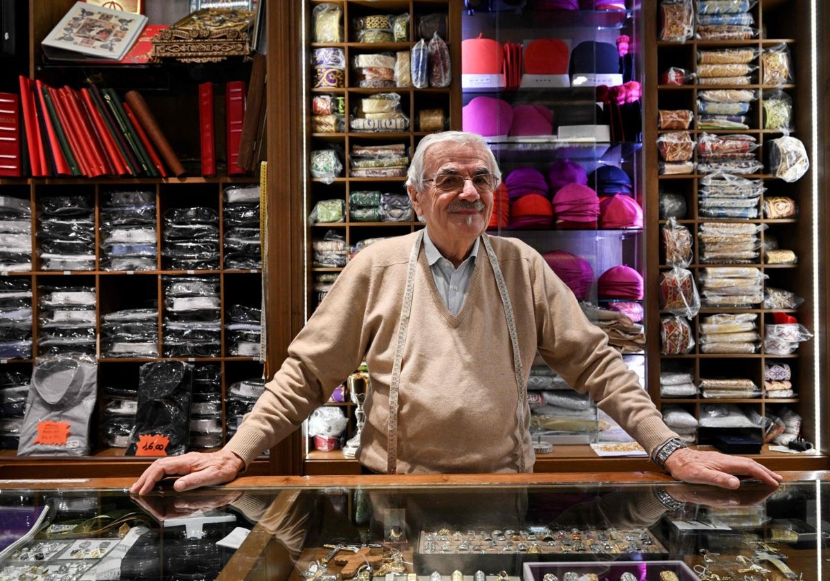 Raniero Mancinelli, en el Borgo Pio romano, en su sastrería. Está preparando la tercera pieza para el próximo Papa