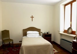 De los catres infrahumanos a las cápsulas de café y el minibar: así ha cambiado Casa Santa Marta