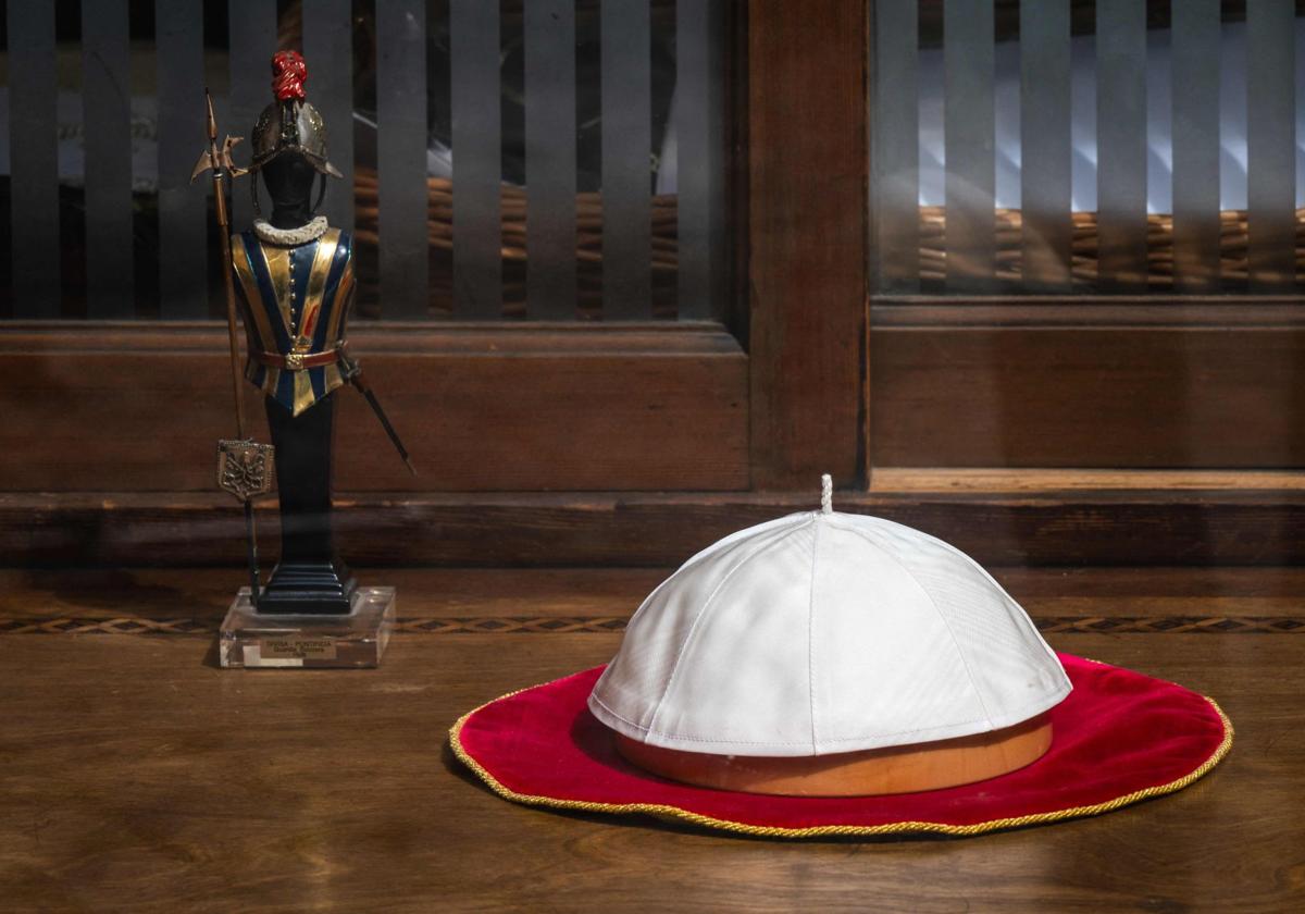 Un solideo, el casquete de seda que usan el Papa, los obispos y algunos clérigos en ceremonias religiosas