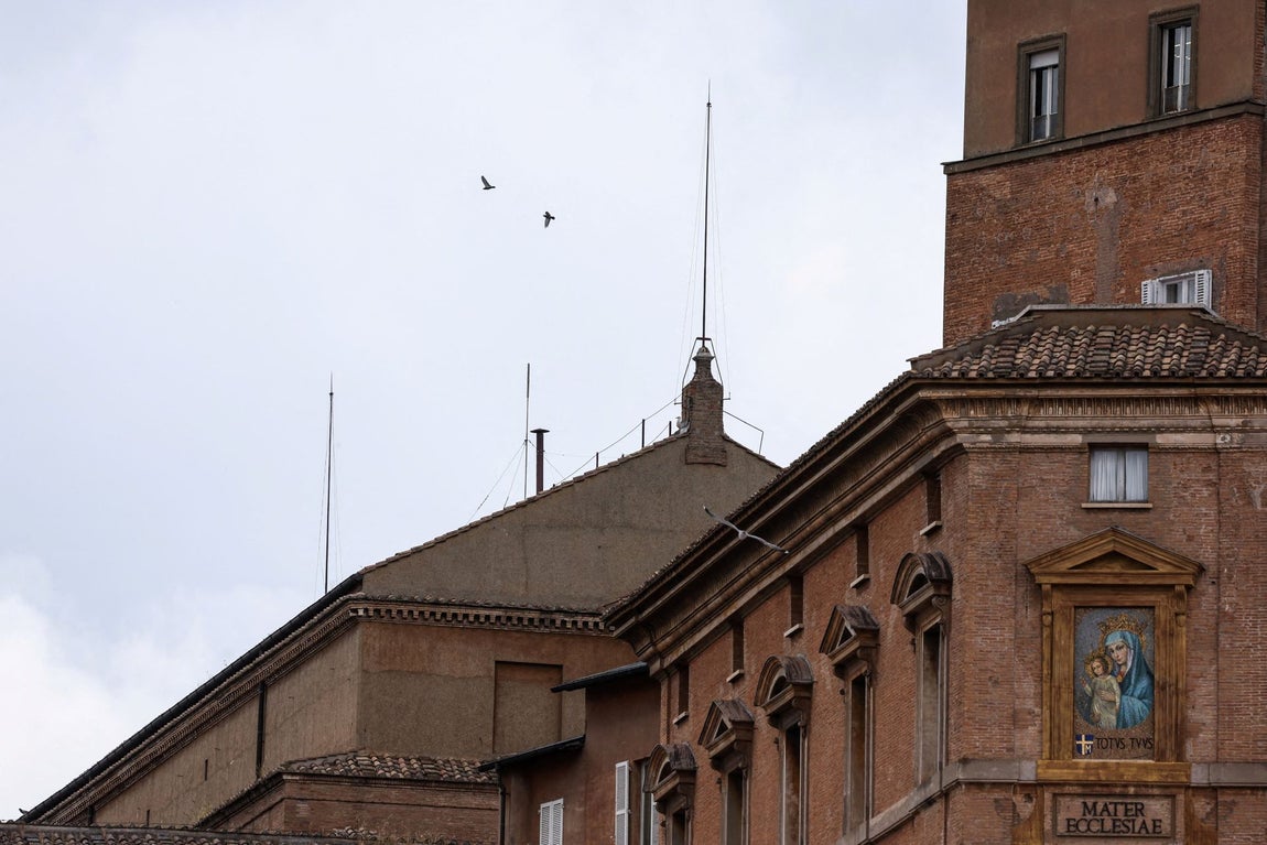 Vista de la chimenea instalada sobre el tejado de la Capilla Sixtina, desde la que se anunciará si hay o no nuevo Papa.
