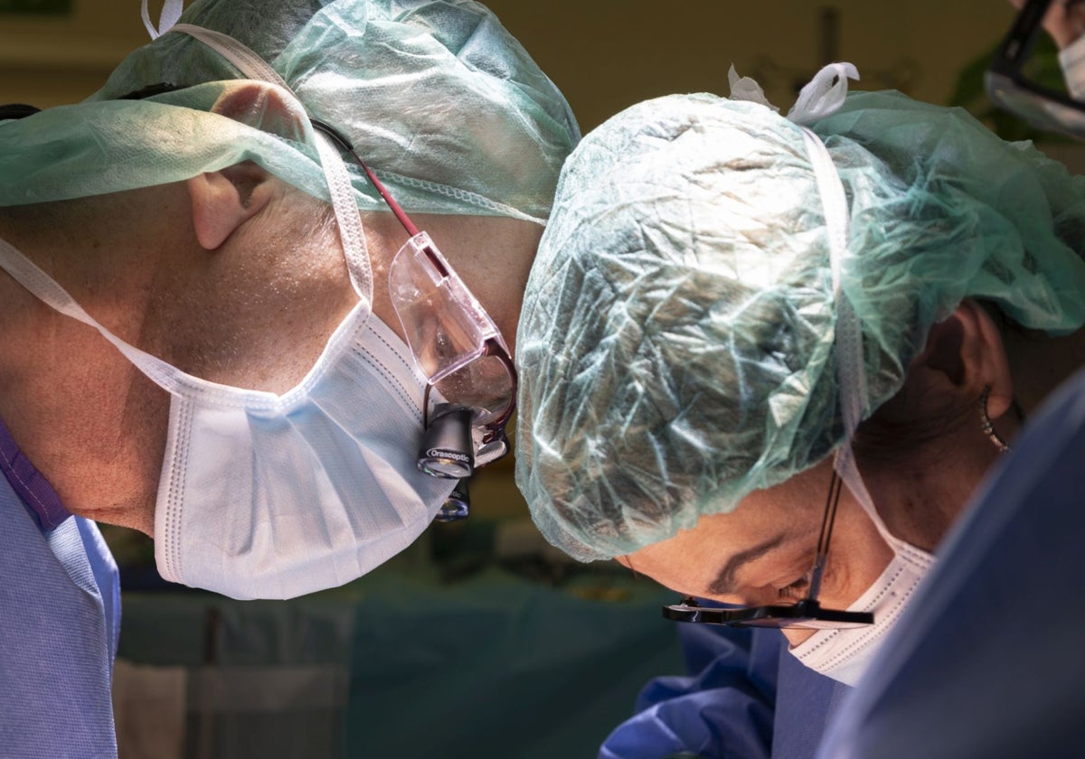 Un momento de la intervención en el Hospital de Bellvitge de Barcelona