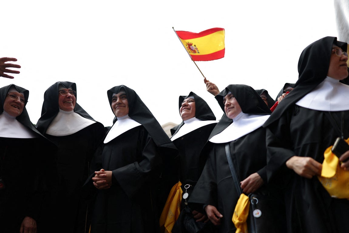 Monjas españolas asisten al comienzo del proceso de elección de un nuevo Papa, en El Vaticano